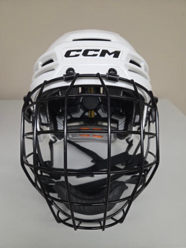 Medium CCM Tacks 910 Helmet (Used - EXCELLENT condition)