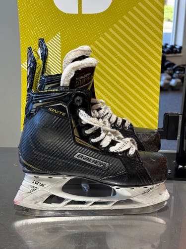 Bauer Supreme Ignite Hockey Skates Size 5 (Used)
