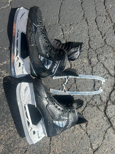 2024 True Catalyst 9x4 Hockey Skates Regular Width 9 (Used)