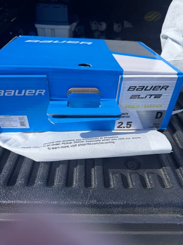Bauer Elite Hockey Goalie Skates Regular Width Size 2.5 (Used)