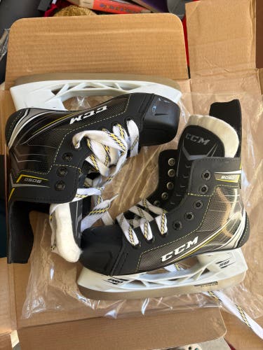 Black 2018 CCM Tacks 9050 Hockey Skates Regular Width Size 2 (New)