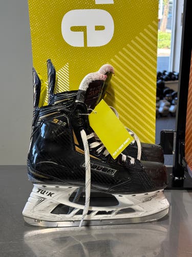 Bauer Supreme S29 Hockey Skates 7 (Used)