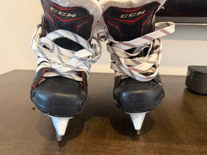 2015 CCM JetSpeed Hockey Skates Regular Width 9 Youth (Used)