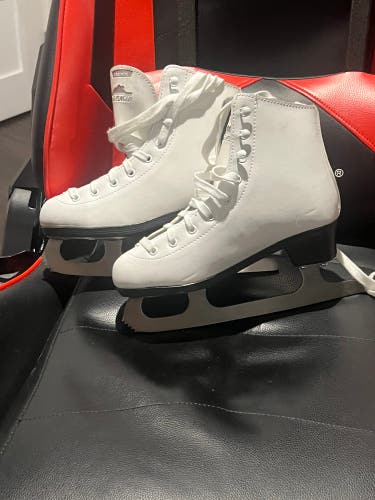 Cascade Figure Skates B Junior 3 (Used)