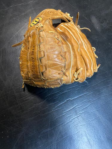 Wilson RHT Infield A2000 Baseball Glove 12" (Used)