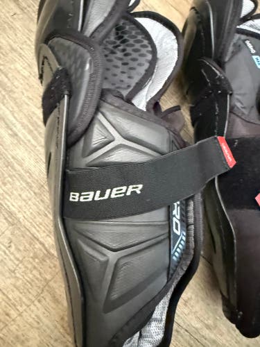 Intermediate Bauer Vapor 3X Pro 13" Shin Pads (Used)