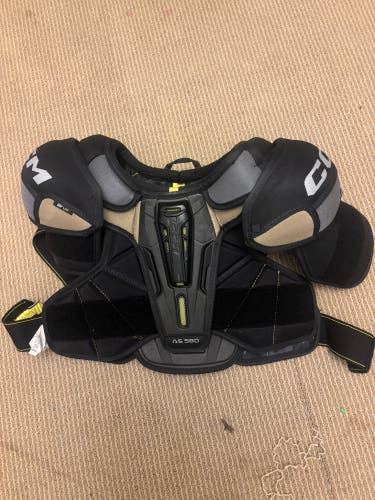Small Senior CCM Tacks AS 580 Shoulder Pads (Used)