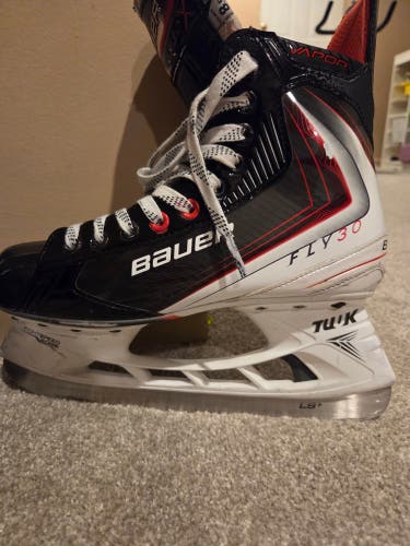 Bauer Vapor Fly30 Hockey Skates Regular Width 8.5 (Used)