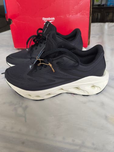 Women's 7 Youth Reebok Hiking shoes (New)