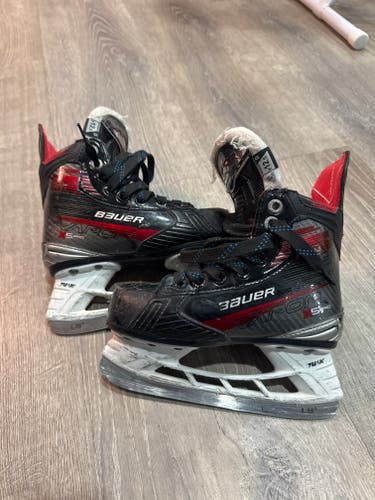 Youth Bauer Vapor X5 Pro Hockey Skates 12.5 (Used)