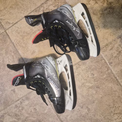 Bauer Vapor Hyperlite Hockey Skates Narrow Width Size 4.5 (Used)