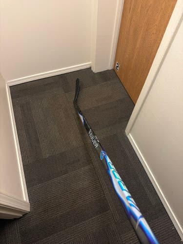 Senior Bauer Vapor Flylite Right Handed Hockey Stick P28 70 Flex (New)