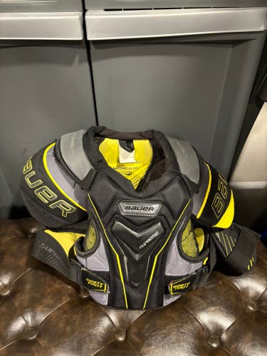 Men's Small Bauer Supreme Ignite Pro Shoulder Pads (Used)