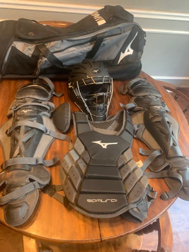 Black Mizuno Catcher's Set (Used)