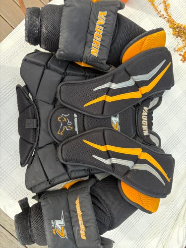 Large/Extra Large Vaughn Velocity V7 Goalie Chest Protector (Used)