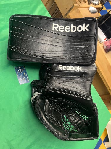 Intermediate Reebok goalie gloves clean and closes beautifully