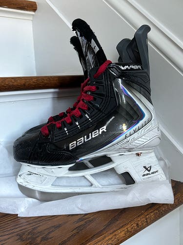 Bauer Vapor Flylite Hockey Skates Extra Wide Width Size 1 Junior (Used)