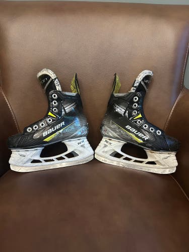 2021 Bauer Vapor 3X Hockey Skates Regular Width Size 1.5 (Used)