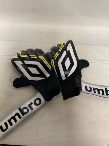 Used Umbro BLACK AND YELLOW Soccer Goalie Gloves Black 7 11823-S000042023