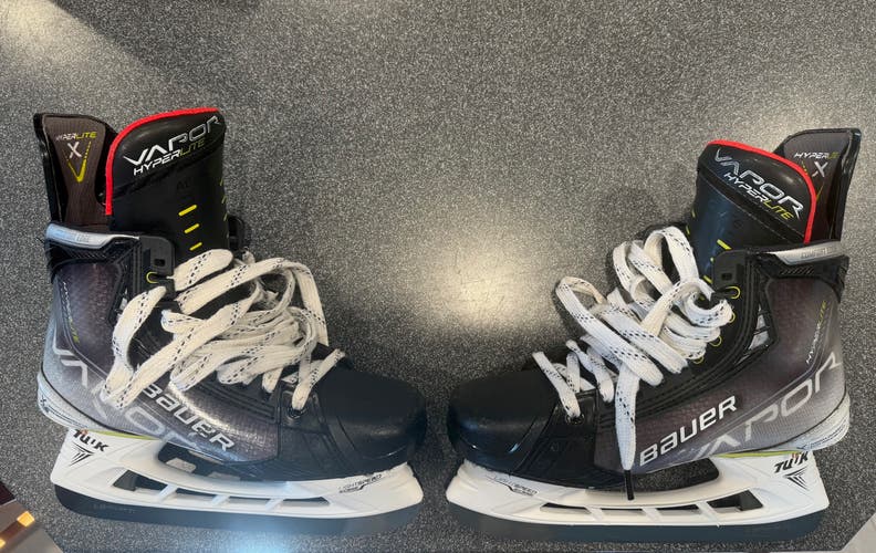 2021 Bauer Vapor Hyperlite Hockey Skates Regular Width 8.5 (Used)