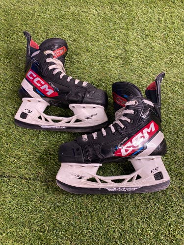 Junior CCM JetSpeed Vibe (SMU) Hockey Skates | Size 1.5