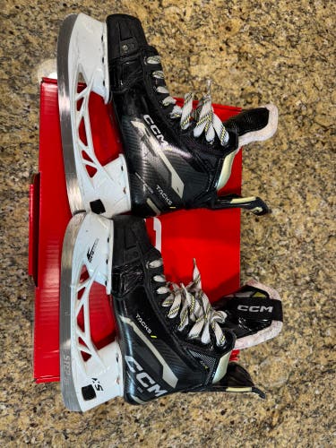 2022 CCM AS-V Hockey Skates Regular Width Size 3.5 (Used)