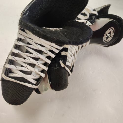 Easton Magnum Hockey Skates Size 4 (Used)