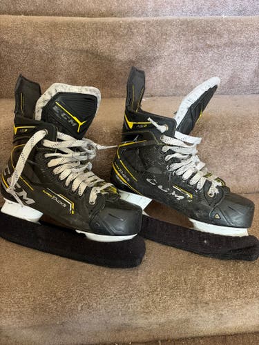 Black/White CCM Super Tacks Hockey Skates Wide Width (Used)