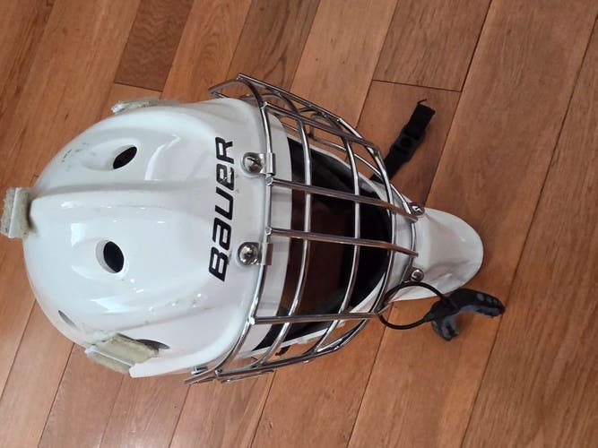 Junior Medium Bauer 930 Goalie Mask (Used)