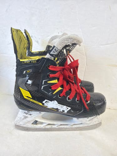 Black Bauer Supreme M4 Hockey Skates Regular Width Size 2.5 (Used)