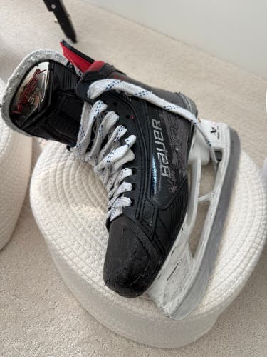 2023 Bauer Vapor X5 Pro Hockey Skates Size 5 (Used)