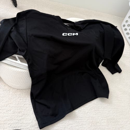 Black Large/Extra Large Kids Unisex CCM Jersey (Used)