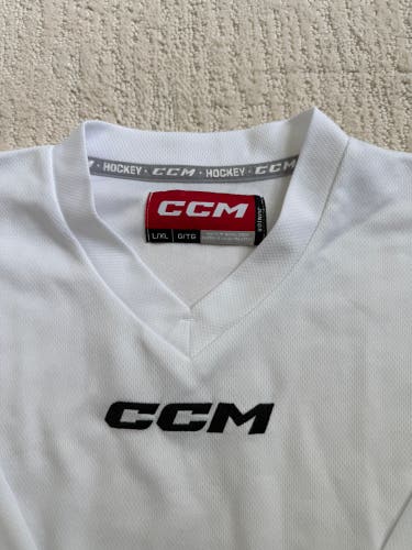 White Large/Extra Large Kids Unisex CCM Jersey (Used)