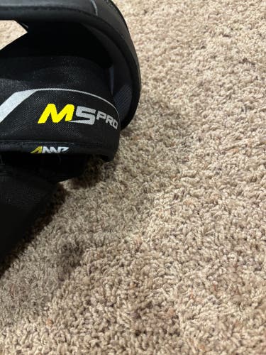 Men's Medium Senior Bauer Supreme M5 Pro Shoulder Pads (Used)
