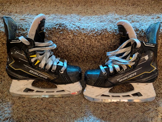 2024 Bauer Supreme M40 Hockey Skates Regular Width Size 2.5 (Used)