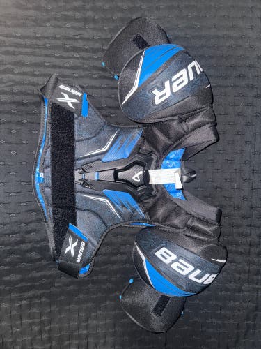 Men's Medium Intermediate Bauer X Shoulder Pads (Used)