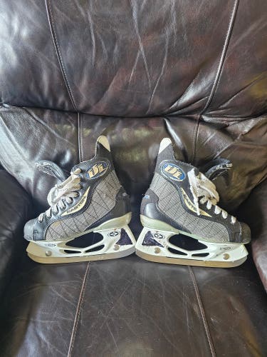 Black/Gray Easton Ultra Lite Hockey Skates Regular Width Size 2.5 (Used)