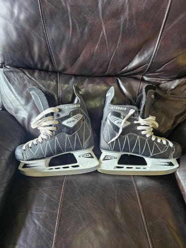 Black CCM Intruder Hockey Skates Regular Width 6 (Used)