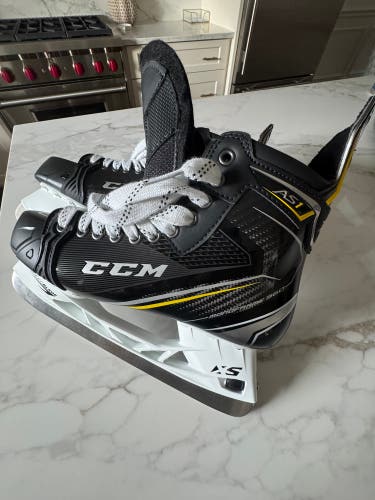 Black 2018 CCM Super Tacks AS1 Hockey Skates Pro Stock 10.5 (New)