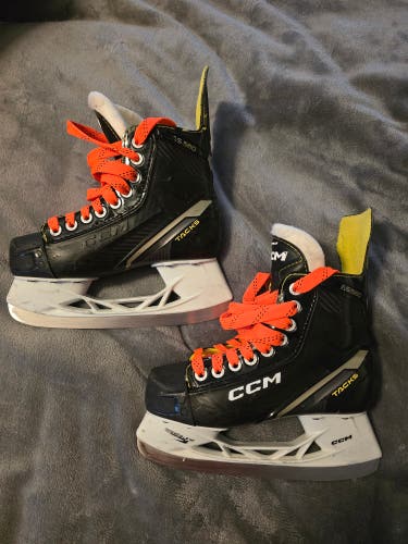 CCM Tacks AS-560 Hockey Skates Size 1 & 2 (Used)