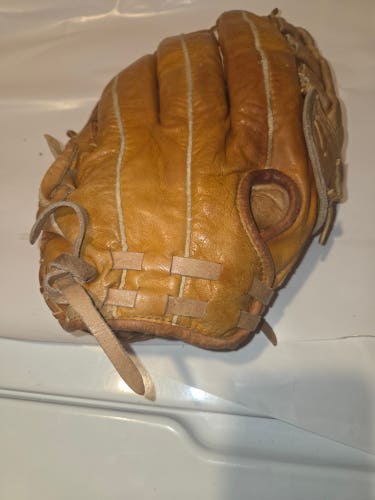 Nokona AMG 600k RH Softball Glove 13.5" (Used)