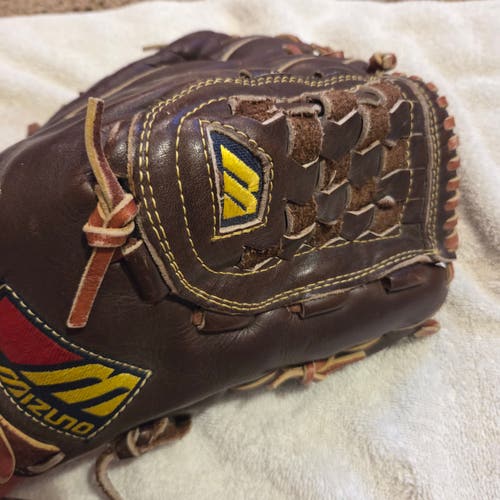 Mizuno RH Outfield Professional model Baseball/Softball Glove 13" (Used)
