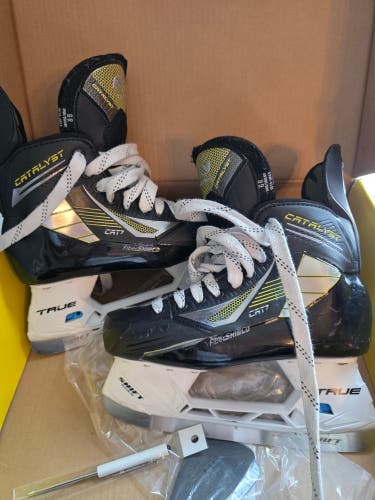 True Catalyst 7 Hockey Skates Regular Width 6 (Used)