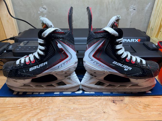 2025 Bauer Vapor Fly30 Hockey Skates Regular Width Size 4 (Used)