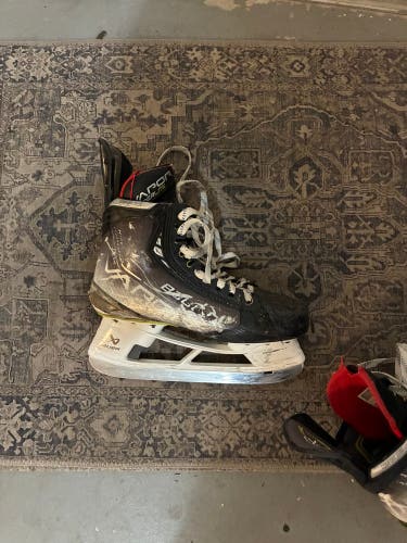2023 Bauer Vapor Hyperlite 2 Hockey Skates 9.5 (Used)