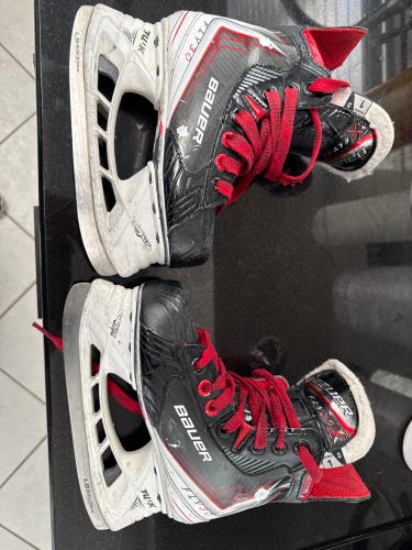 2025 Bauer Vapor Fly30 Hockey Skates Regular Width Size 1 (Used)