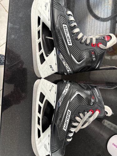 2021 Bauer Vapor X3.5 Hockey Skates Regular Width Size 2.5 (Used)