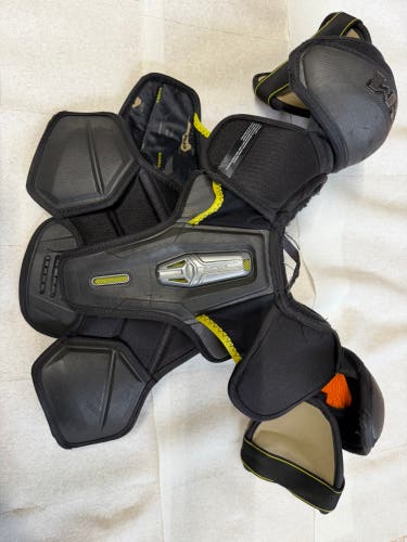Medium Junior CCM Tacks AS-V Shoulder Pads (Used)
