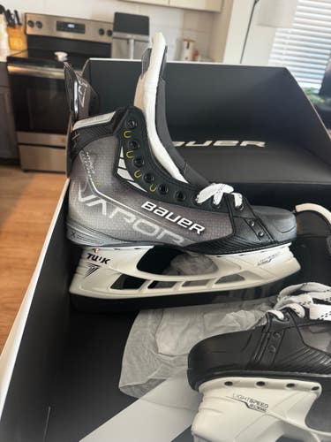 Pat Shea Bauer Vapor Hyperlite Hockey Skates - Fit 1 - Pro Stock 9 (New)