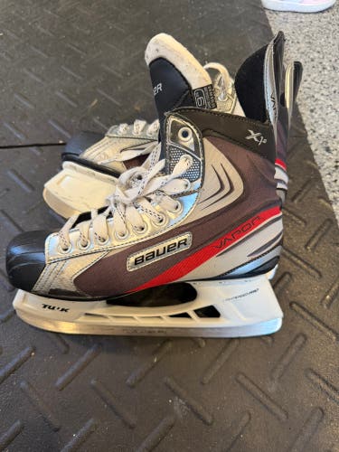 2011 Bauer Vapor X1.0 Hockey Skates Regular Width 9 (Used)